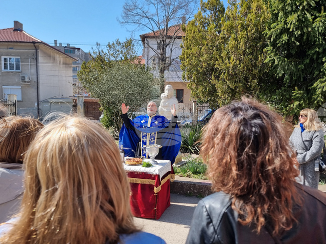 Водосвет за здраве и благоденствие на членовете и стипендиантите на сдружение „Майчина грижа" бе отслужен на Благовещение в Добрич