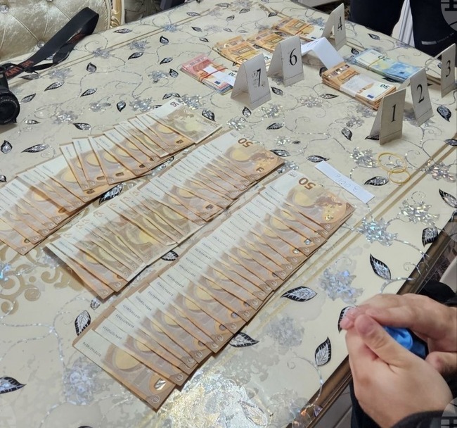 Трима души в Лом и Вълчедръм са задържани по подозрения за купуване на гласове, намерени са тетрадки със записки и големи суми пари