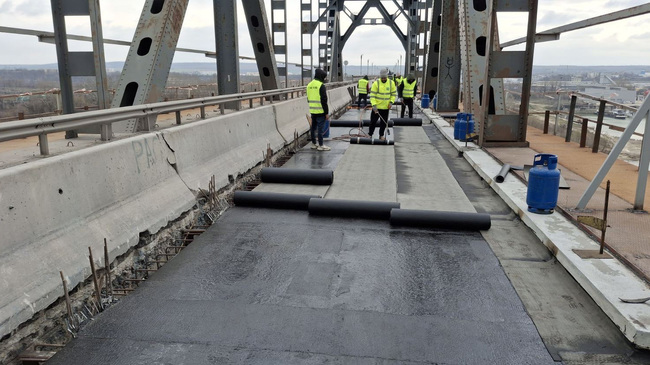 АПИ: Започна полагането на асфалт в затворения за основен ремонт 320-метров участък на Дунав мост при Русе