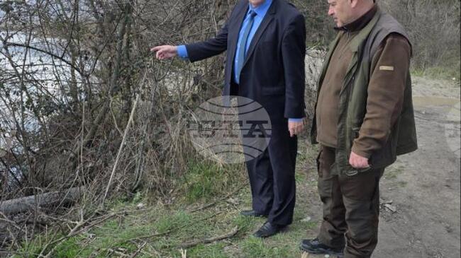 Областният управител на Шумен Марин Маринов провери сигнал за мъртва риба в язовир „Дибич“ 