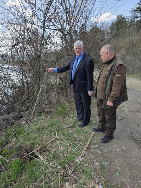 Областна администрация Шумен: Областният управител Марин Маринов на проверка по сигнал за мъртва риба в язовир „Дибич“ 