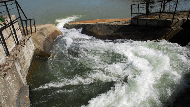 Politicians Clash over Planned Water Price Hikes