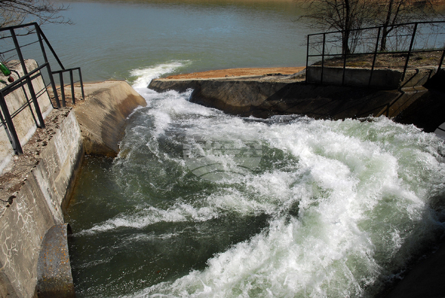 Politicians Clash over Planned Water Price Hikes