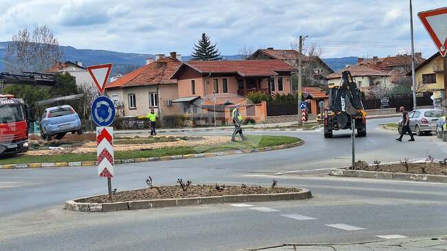 Шофьор на 60 години катастрофира на кръговото кръстовище при плажа в Кюстендил, настанен е в болница 