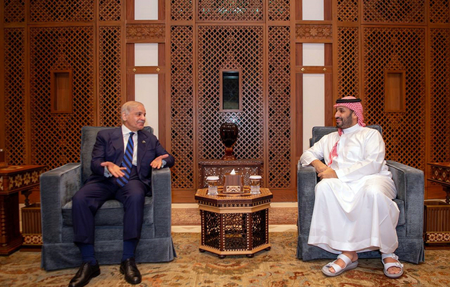 АПП: В телефонен разговор с пакистанския премиер престолонаследникът на Саудитска Арабия приветства мирните усилия на Исламабад