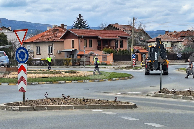 Шофьор на 60 години катастрофира на кръговото кръстовище при плажа в Кюстендил, настанен е в болница 