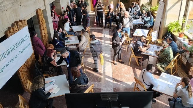 Нови възможности за заетост и европейско финансиране представиха експерти по време на трудова борса в Търговище