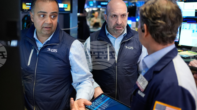 Колебливо начало на търговията на Уолстрийт на фона на ново поскъпване на петрола