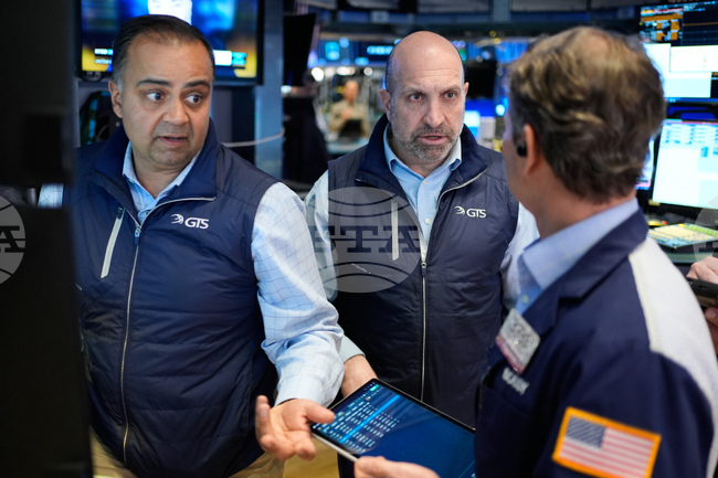 Колебливо начало на търговията на Уолстрийт на фона на ново поскъпване на петрола