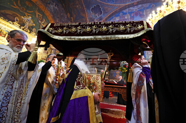 Храм "Света Неделя" - Плащаница - Разпети петък