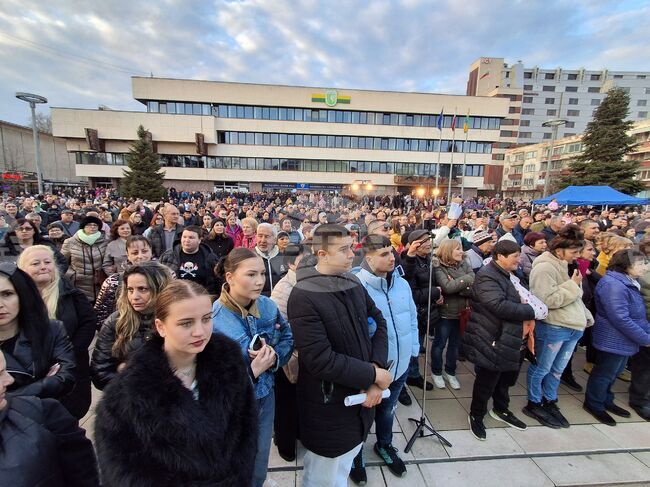 Study Highlights Contrasting Funding Models in Bulgaria's April Election Campaign