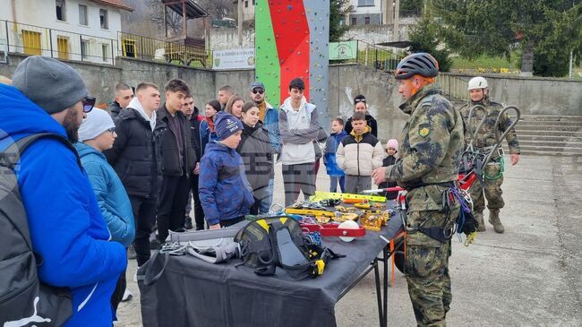 Деца на военнослужещи, загинали при изпълнение на службата си, посетиха 101-ви Алпийски полк и се запознаха с професията