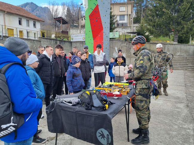 Деца на военнослужещи, загинали при или по повод изпълнение на военната служба, посетиха 101-ви алпийски полк и се запознаха с военната професия 