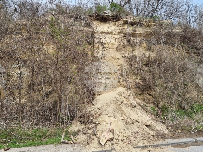 Свлачище затрудни движението по пътя между село Бачково и Смолян 
