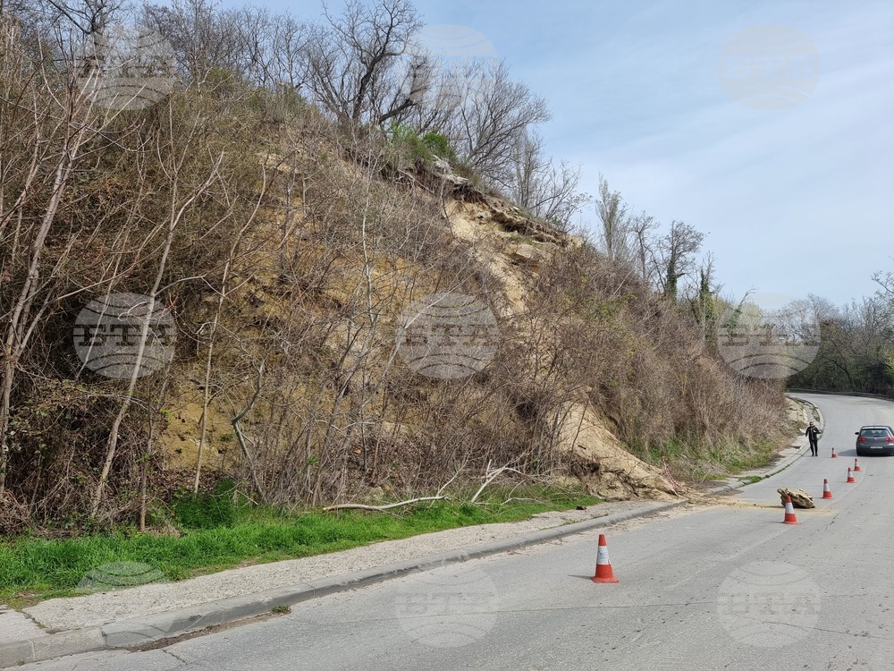 Движението по пътя София – Самоков се осъществява в едната лента заради паднали камъни и скали, съобщиха от АПИ