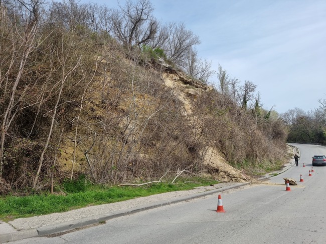 Движението по пътя София – Самоков се осъществява в едната лента заради паднали камъни и скали, съобщиха от АПИ 