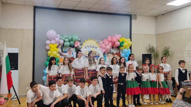 На Благовещение деца и ученици от Търговище отвориха „раклата на баба", за да се докоснат до българския фолклор и традиции