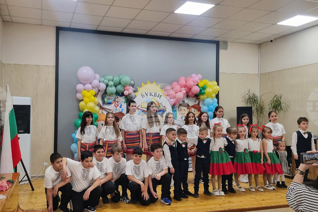 На Благовещение деца и ученици от Търговище отвориха „раклата на баба", за да се докоснат до българския фолклор и традиции