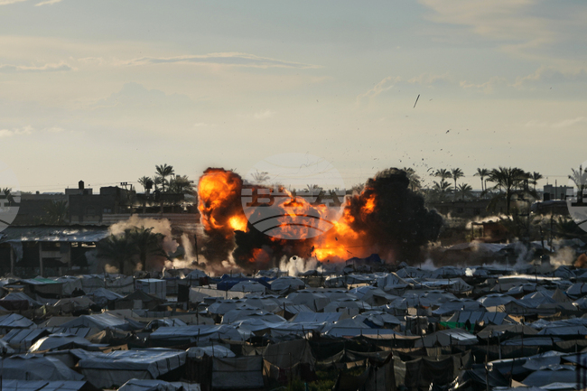 Най-малко шестима души бяха убити при израелски удари по два полицейска пункта в Газа