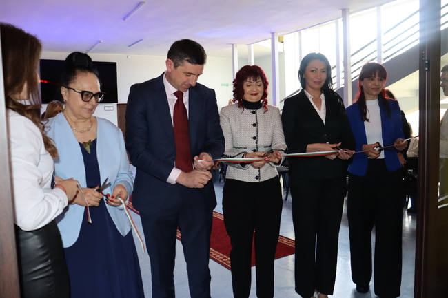 Откриха надграден STEM център Etech&Art в Гимназията по техника и лека промишленост в Попово