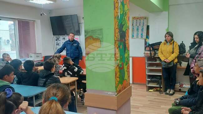 Полицаи в Търговище беседваха с ученици на теми, свързани с личната им безопасност и спазването на обществения ред