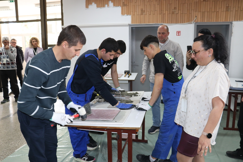 Строителни техники представиха гимназисти от Търговище по време на открит урок