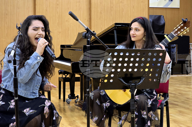 Преподаватели от Националното училище по музикално и танцово изкуство в Пловдив изнесоха пролетен концерт
