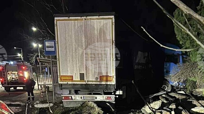 Водач на тежкотоварен автомобил с близо два промила алкохол предизвика тежка катастрофа в Каспичан, движението в района се регулира 