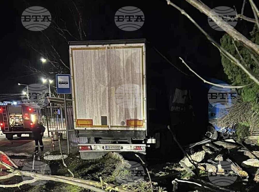 Водач на тежкотоварен автомобил с близо два промила алкохол предизвика тежка катастрофа в Каспичан, движението в района се регулира 