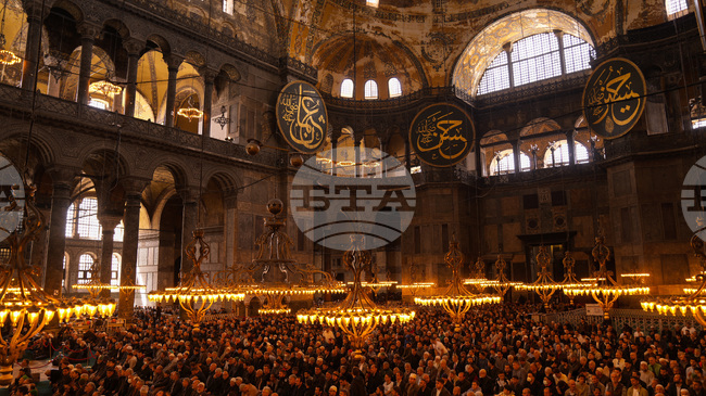 Духовници и реставратори от Турция изразяват безпокойство заради вкарването на камиони при реставрационни дейности в „Света София“ 