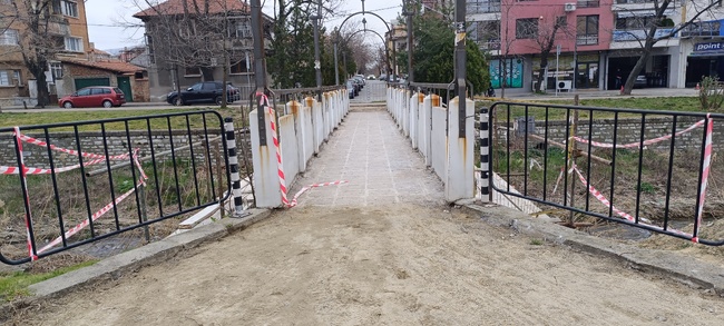 Ремонтират пешеходния мост на бул. „Христо Ботев“ в Сливен