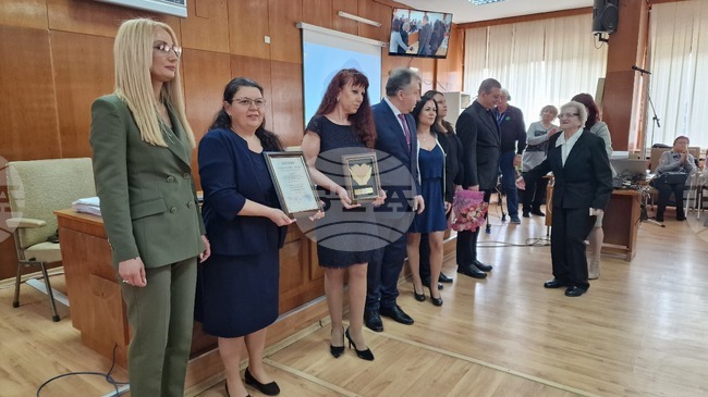 Носителите на годишното отличие "Награда на Шумен за социални услуги" бяха наградени в началото на заседанието на Общинския съвет