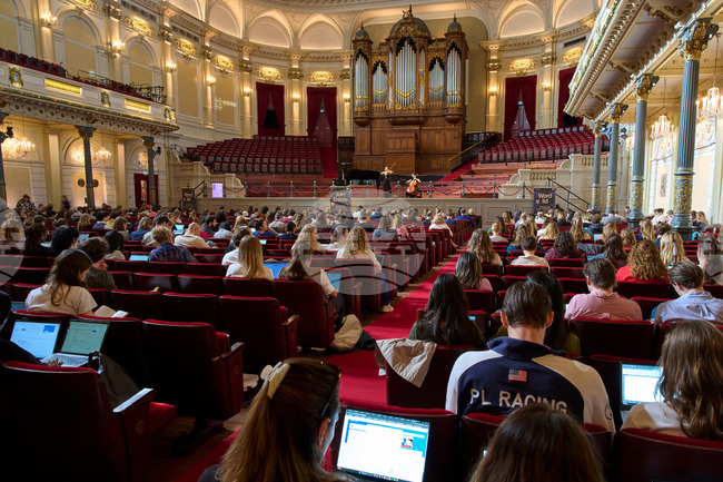 Студенти посещават амстердамската зала „Концертгебау“, за да учат на фона на класическа музика 