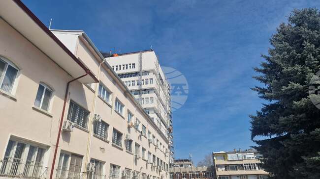 Пожар гори на покрива на сградата на общината в Разград, всички са евакуирани