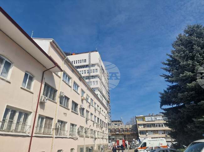 Пожар гори на покрива на сградата на общината в Разград, всички са евакуирани