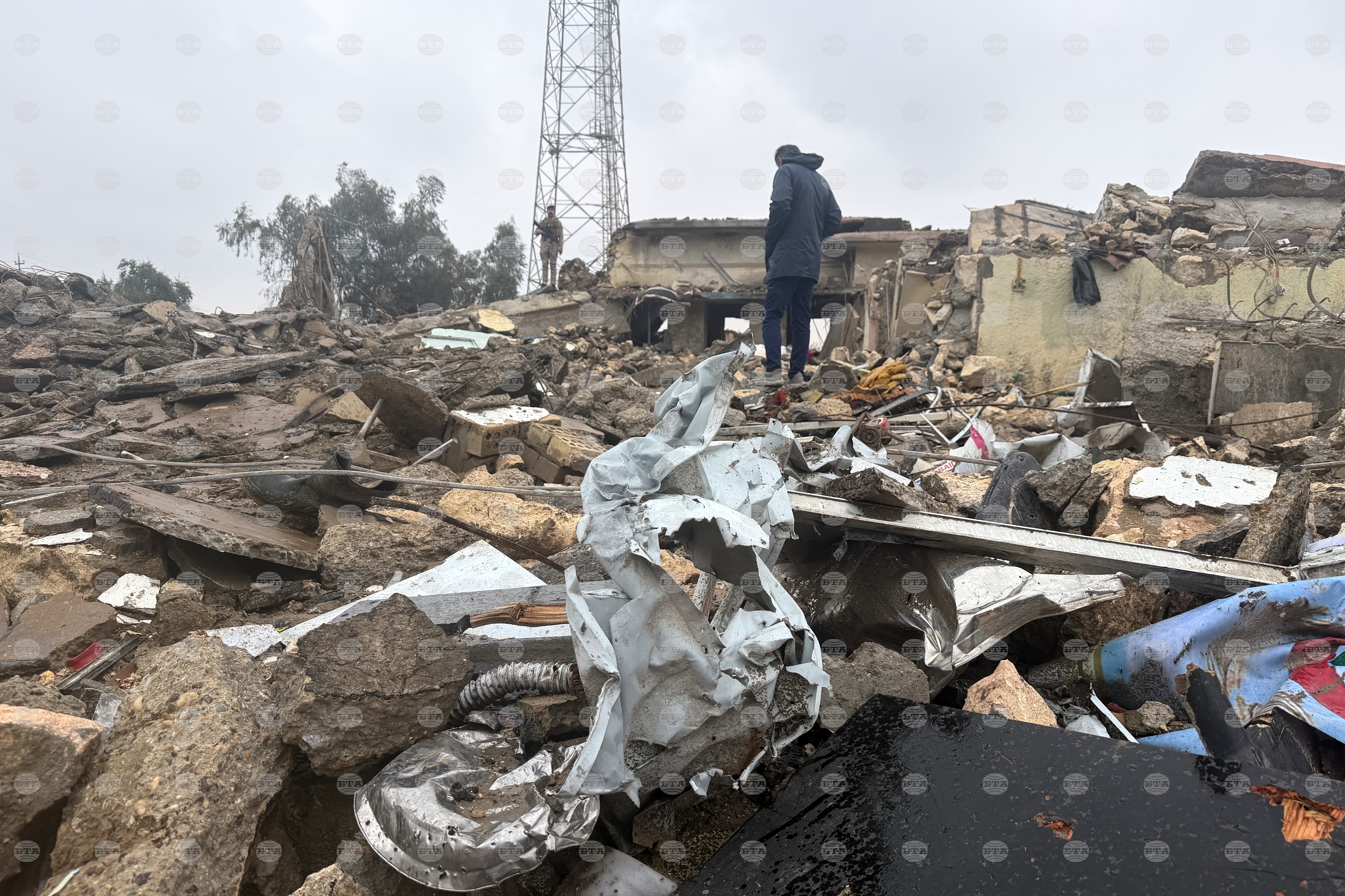 Най-малко трима души са загинали, след като ракети, изстреляни от Кувейт, удариха къща близо до иракската Басра, съобщават източници.