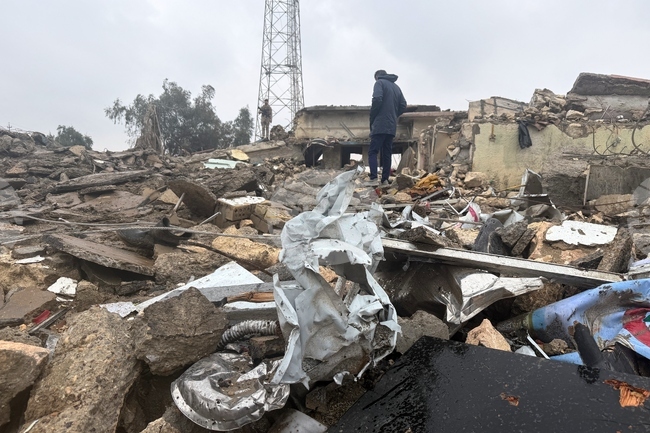 Най-малко трима души са загинали, след като ракети, изстреляни от Кувейт, удариха къща близо до иракската Басра, съобщават източници.