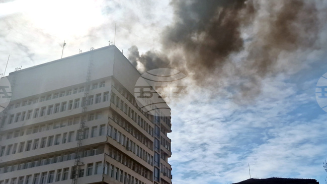 Пожарът на покрива на сградата на общинската и областната администрация в Разград е потушен