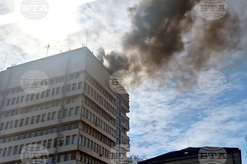 Част от стара метална конструкция и около 30 кв.м хидроизолационни мембрани са изгорели при пожара на покрива в сградата на община Разград