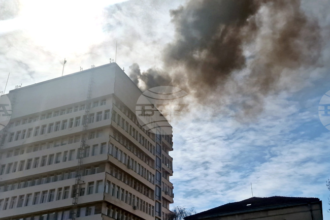 Част от стара метална конструкция и около 30 кв.м хидроизолационни мембрани са изгорели при пожара на покрива в сградата на община Разград