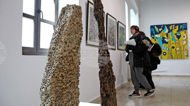 С живопис, рисунки и дървопластики добричкото сдружение „Ателие 13“ гостува на Варненската градска художествена галерия