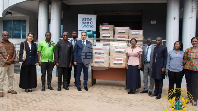 МЕНА: Египетският посланик в Гана участва в приемането на доставка от медицинска помощ за борба с хепатит С