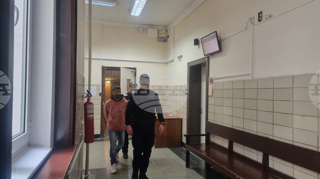 Съдът в Стара Загора остави за постоянно в ареста 26-годишен мъж, обвинен в кражба на кутия за дарения