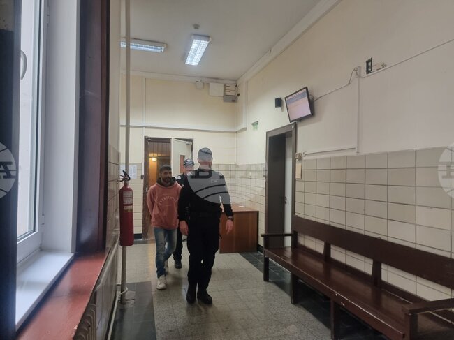 Съдът в Стара Загора остави за постоянно в ареста 26-годишен мъж, обвинен в кражба на кутия за дарения
