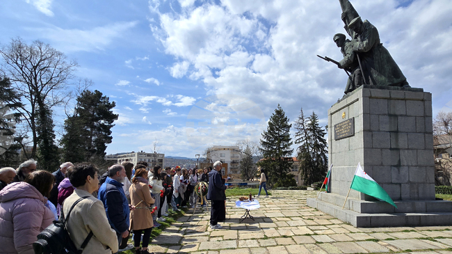 Със заупокойна молитва и поднасяне на цветя в Кърджали бе отбелязан Денят на Тракия