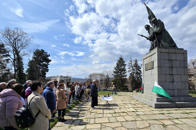 Със заупокойна молитва и поднасяне на цветя в Кърджали бе отбелязан Денят на Тракия
