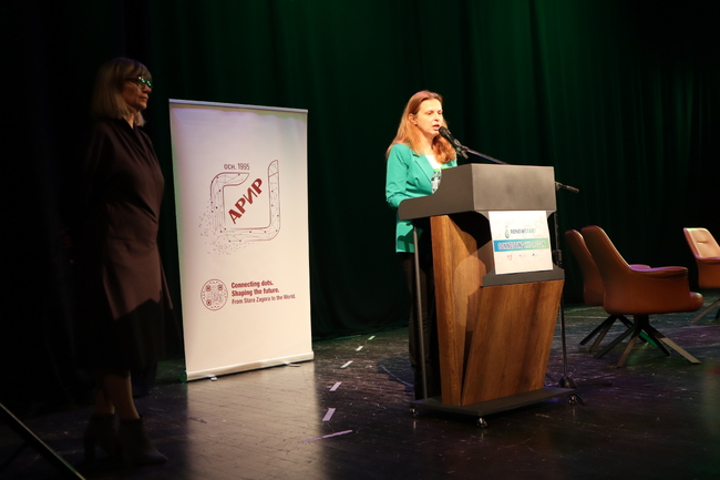 Областният управител Ива Радева приветства участниците в конференция за нови енергийни технологии в Стара Загора днес 