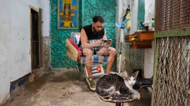 През 2008 г. Раул Кастро разрешава на кубинците да притежават мобилни телефони