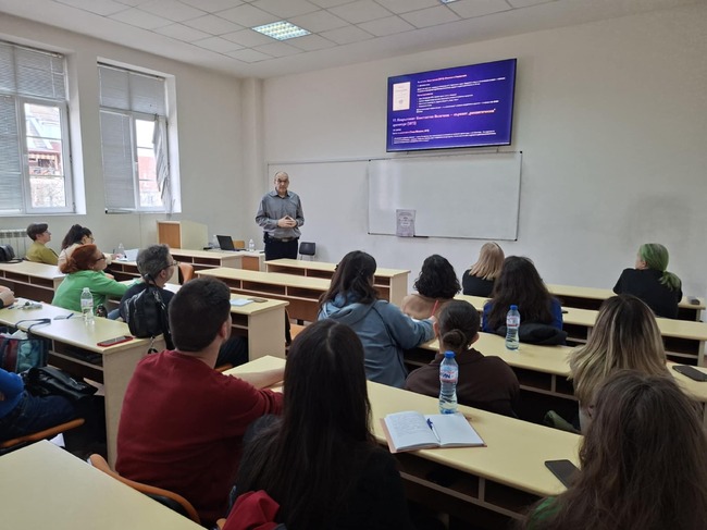 Водещи литературоведи и езиковеди от девет държави гостуват на Пловдивския университет "Паисий Хилендарски" за обучителна програма