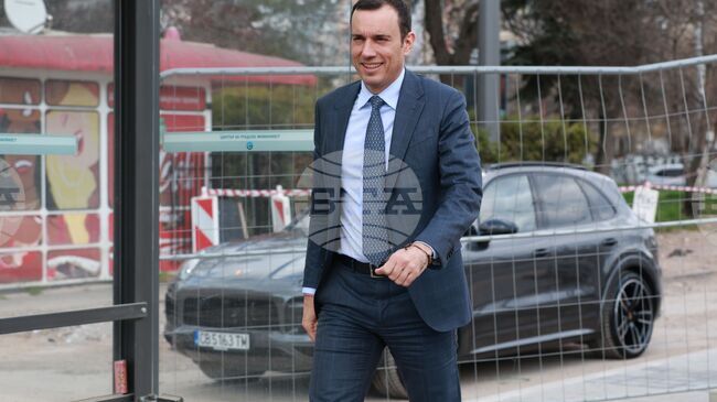 Кметът на София Васил Терзиев се включи в работилница за великденски яйца заедно с екипа на Националния етнографски музей